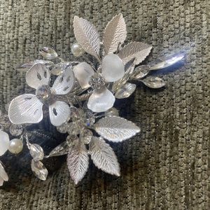 Prendido especial para novia en tonos plateados.