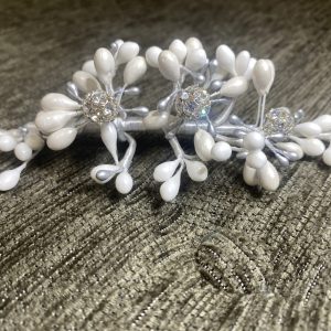 Prendido de novia en plata y blanco