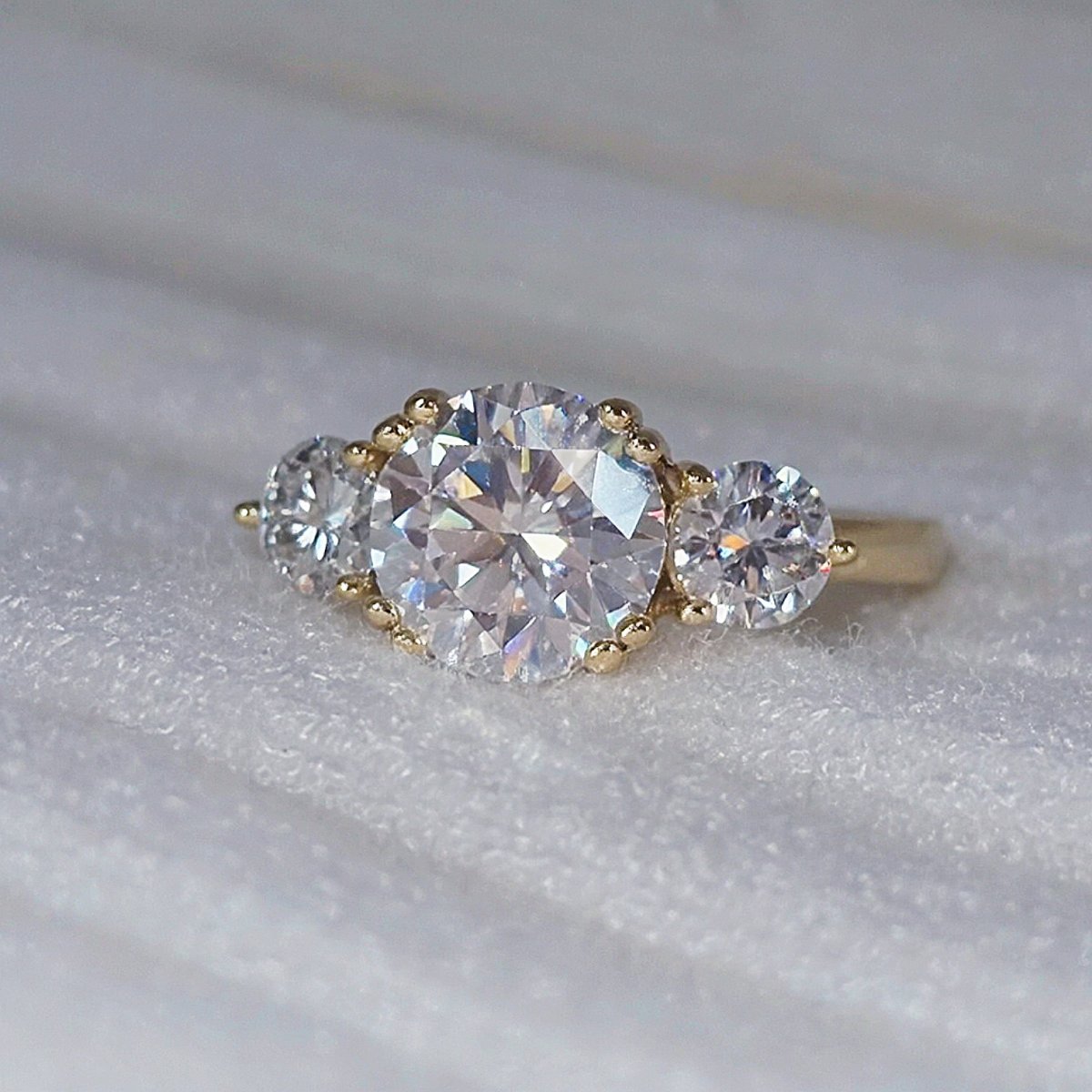 Anillo Belly 10K Moisanita 2.0CT Con Certificado GRA
