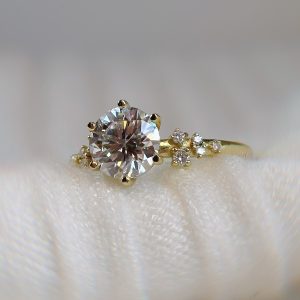 Anillo Dalia 10k moisanita 1.2ct con certificado GRA