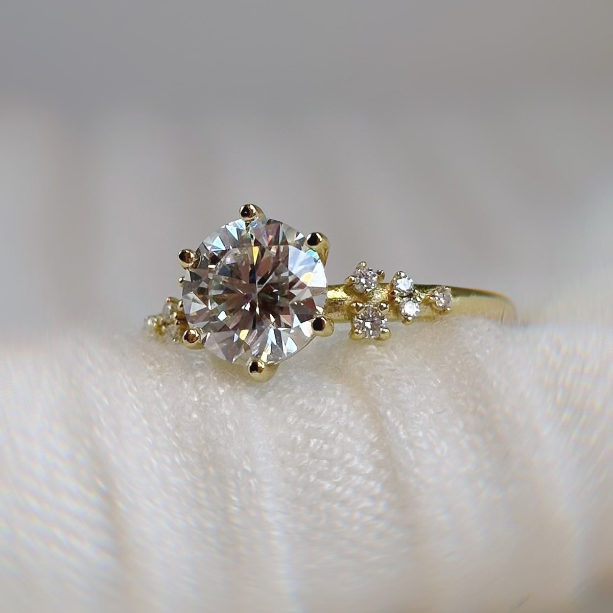 Anillo Dalia 10k moisanita 1.2ct con certificado GRA