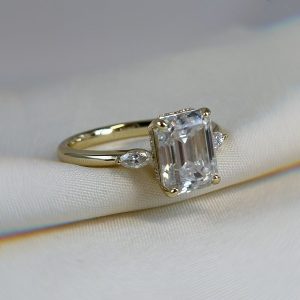 Anillo Natasha 10K Moisanita Esmeralda 3.0CT Con Certificado GRA