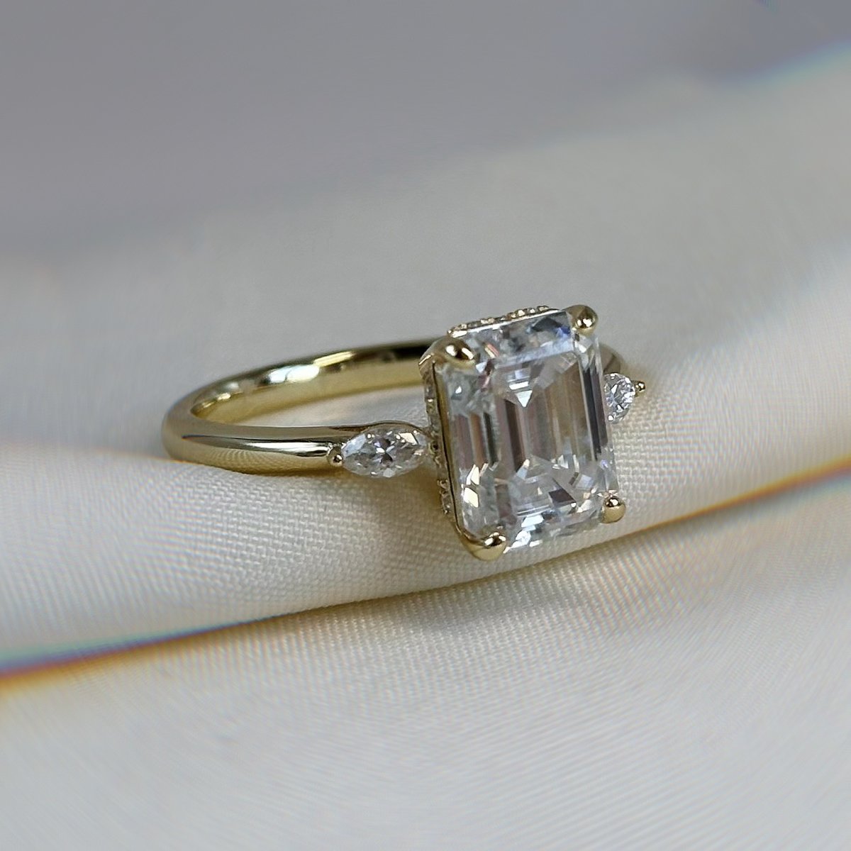 Anillo Natasha 10K Moisanita Esmeralda 3.0CT Con Certificado GRA - Imagen 2