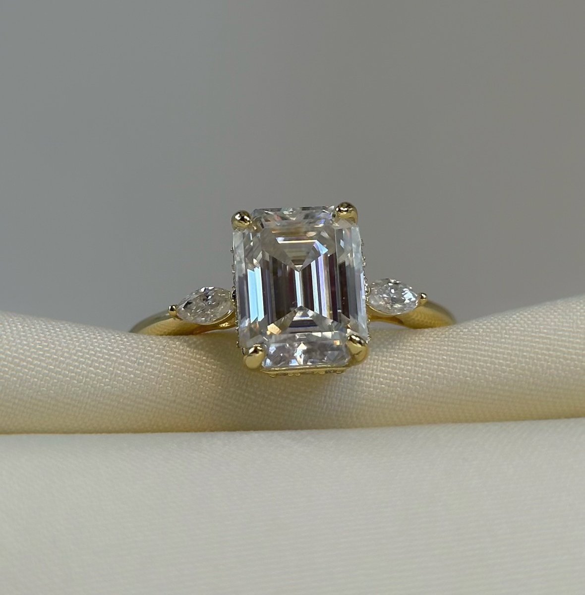 Anillo Natasha 10K Moisanita Esmeralda 3.0CT Con Certificado GRA - Imagen 7