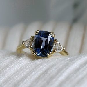 Anillo Blair 14k Zafiro De Laboratorio Corte Cojín 3.0ct