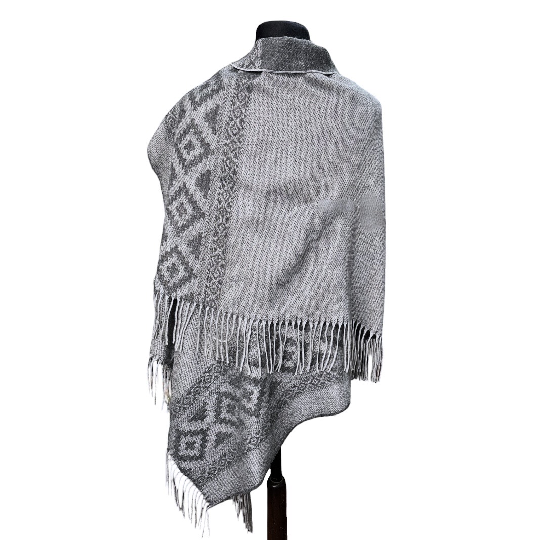 Ruana Atravesada Guarda Fleco Gris – Gris Oscuro - Imagen 3