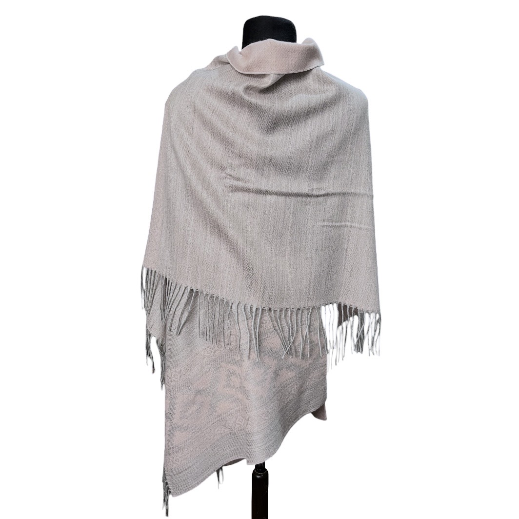 Ruana Atravesada Guarda Fleco Gris – Rosa - Imagen 3
