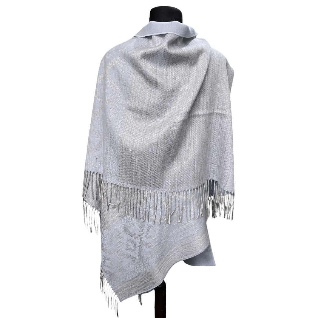 Ruana Atravesada Guarda Fleco Gris – Celeste - Imagen 3