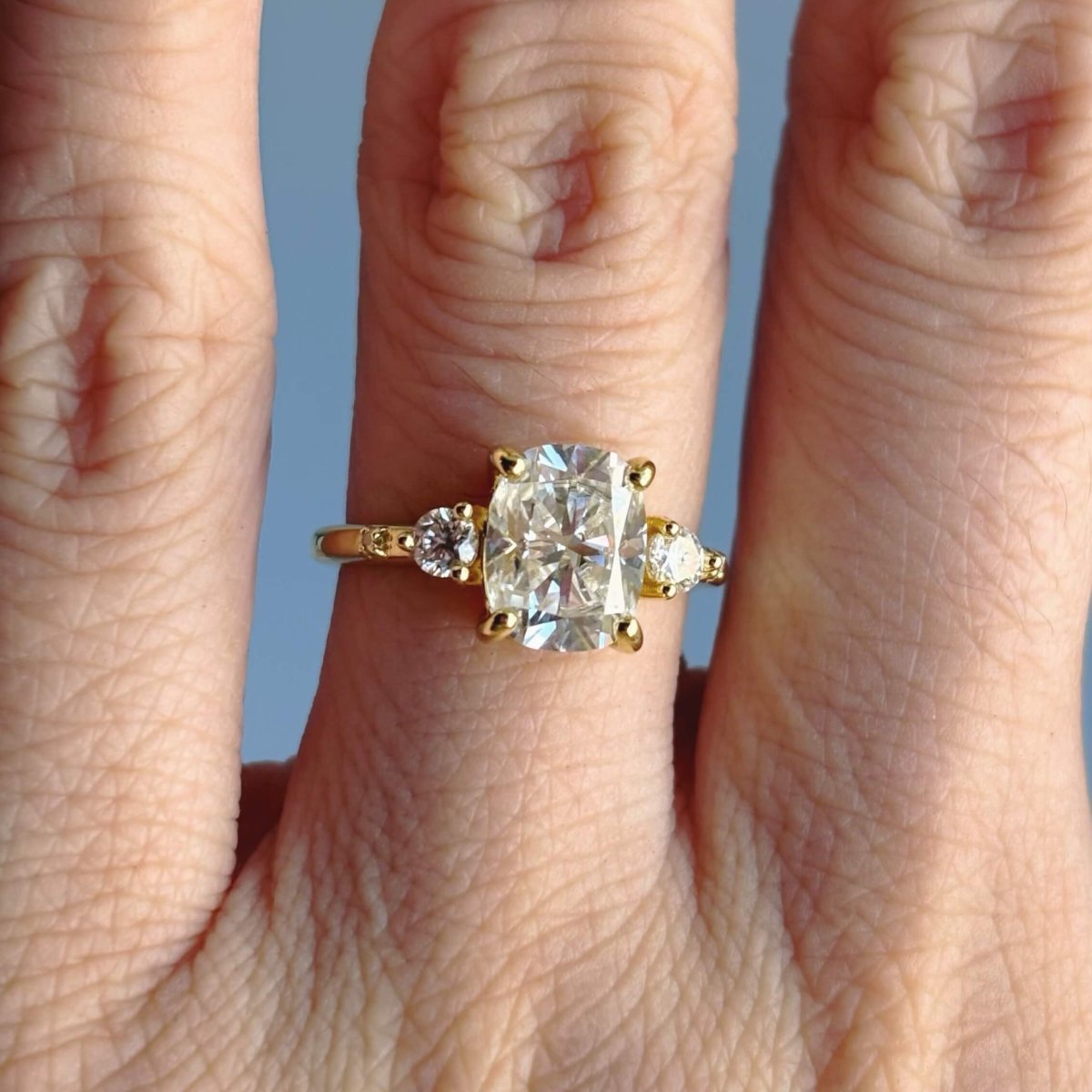 Anillo Adhara 14K Moisanita Cojín 3.0CT Con Certificado GRA - Imagen 9