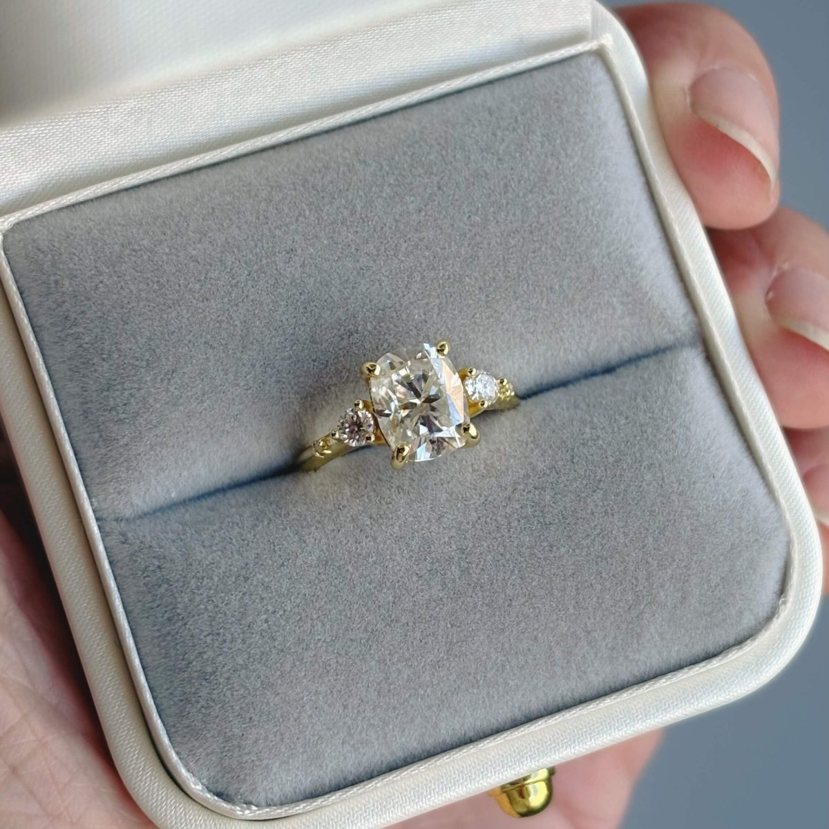 Anillo Adhara 14K Moisanita Cojín 3.0CT Con Certificado GRA - Imagen 8