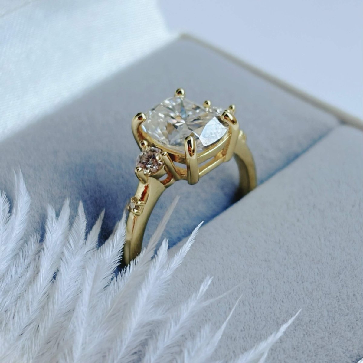 Anillo Adhara 14K Moisanita Cojín 3.0CT Con Certificado GRA - Imagen 7