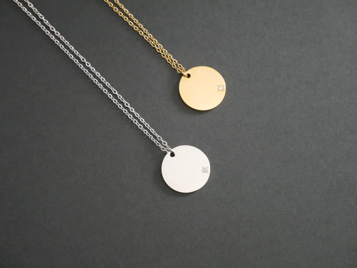 COLGANTE MEDALLA CIRCONITA (PERSONALIZABLE)