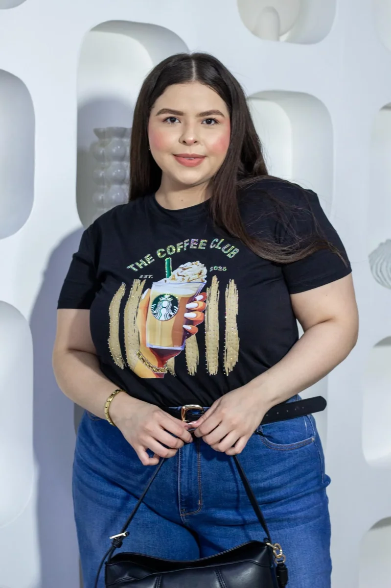 Playera The Coffee Club Curvy Negra - Imagen 4