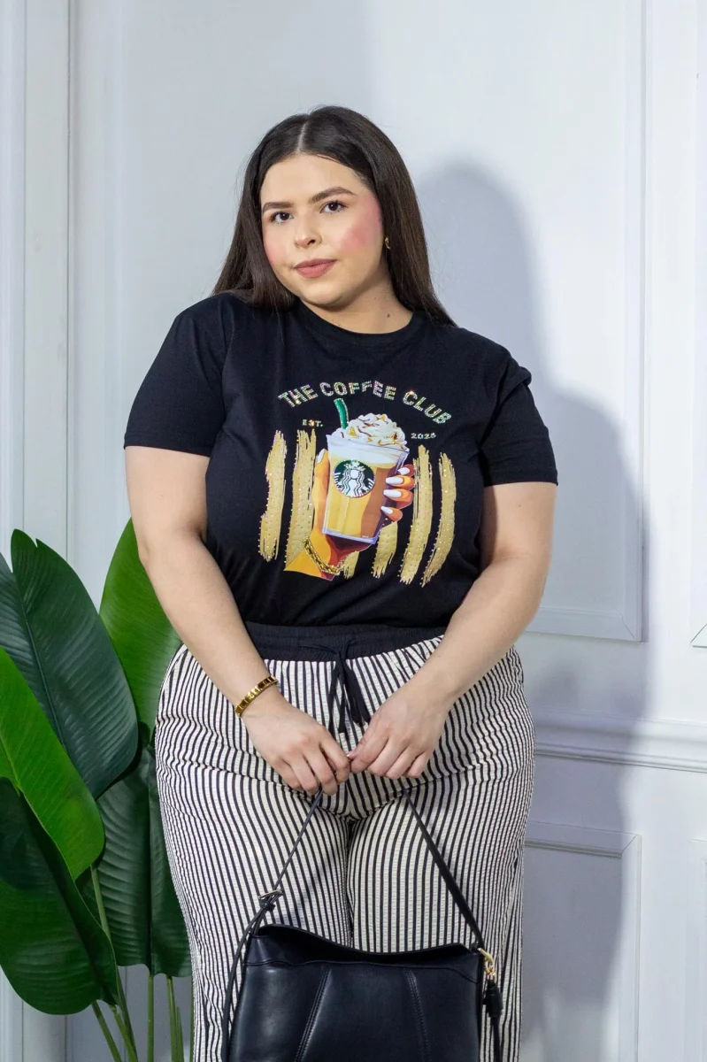 Playera The Coffee Club Curvy Negra - Imagen 7