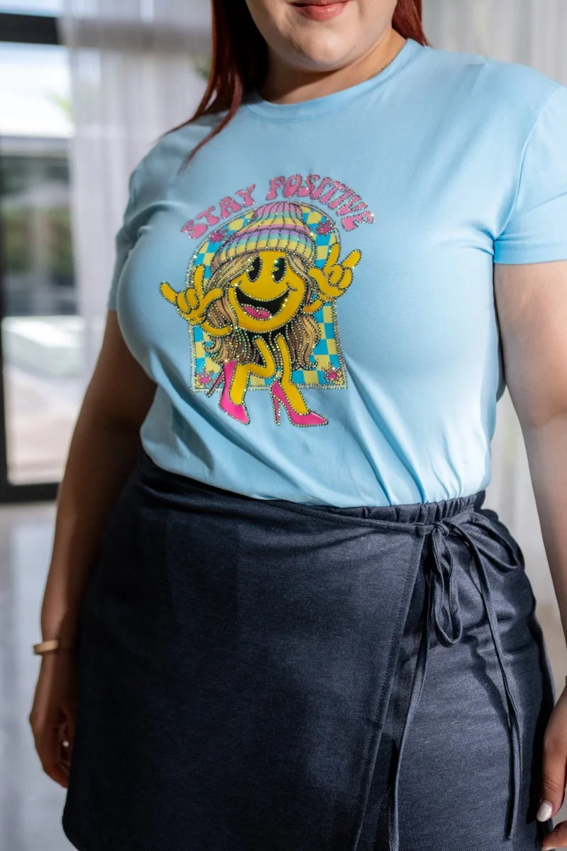 Playera Curvy Estampada Stay Positive Azul - Imagen 4