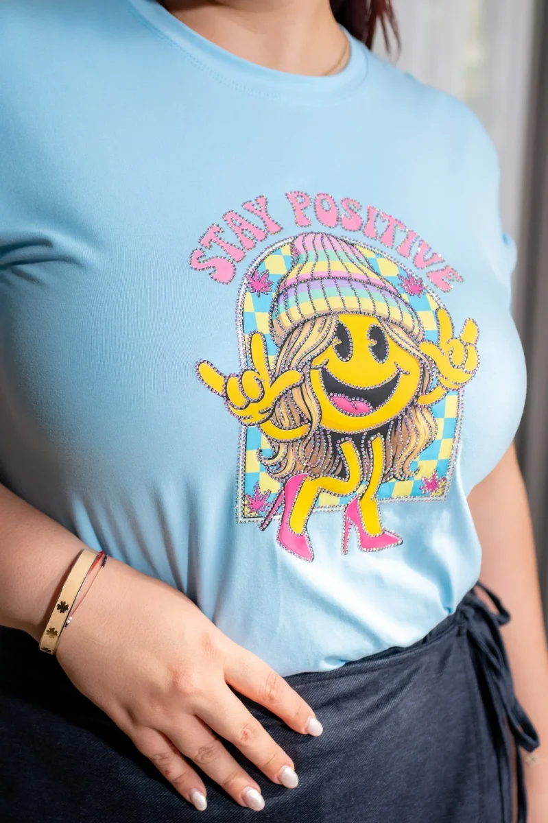 Playera Curvy Estampada Stay Positive Azul - Imagen 6