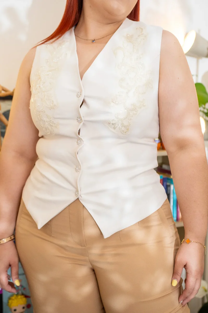 Chaleco Curvy Bordado Apliques Florales Botones Sin Mangas Ivory - Imagen 4