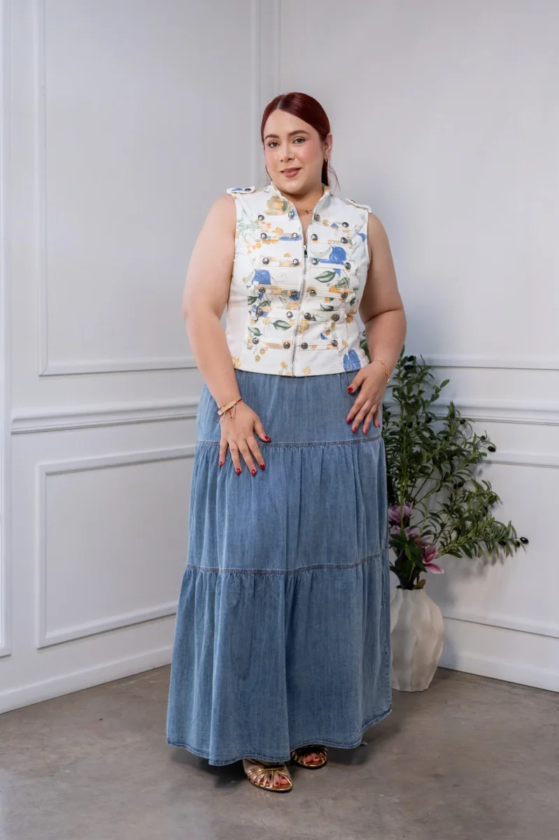 Chaleco Curvy Blanco Floral con Botones Metálicos - Imagen 4