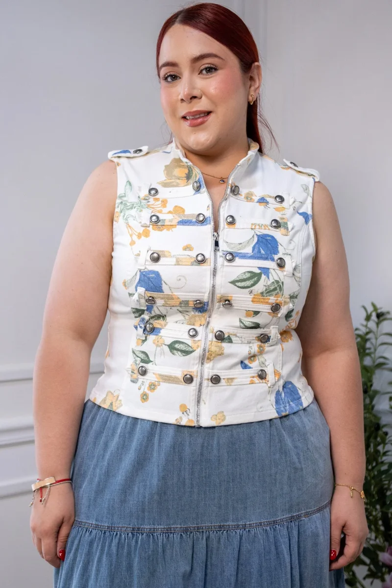 Chaleco Curvy Blanco Floral con Botones Metálicos