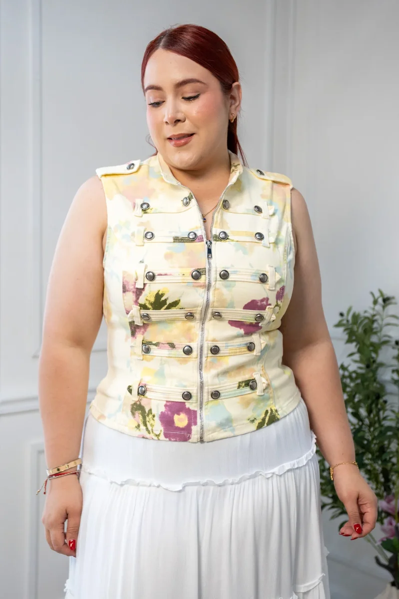 Chaleco Curvy Amarillo con Estampado Floral y Botones Metálicos - Imagen 2