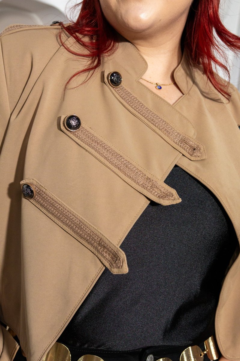 Jacket Curvy Botones Dorados Cropped Beige - Imagen 6