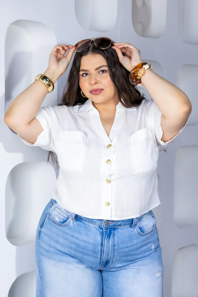 Camisa Curvy Crop Lino Manga Corta Botones Dorados Blanco - Imagen 2