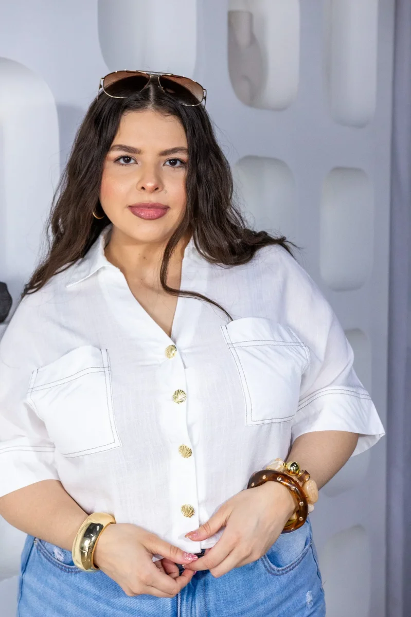 Camisa Curvy Crop Lino Manga Corta Botones Dorados Blanco - Imagen 7