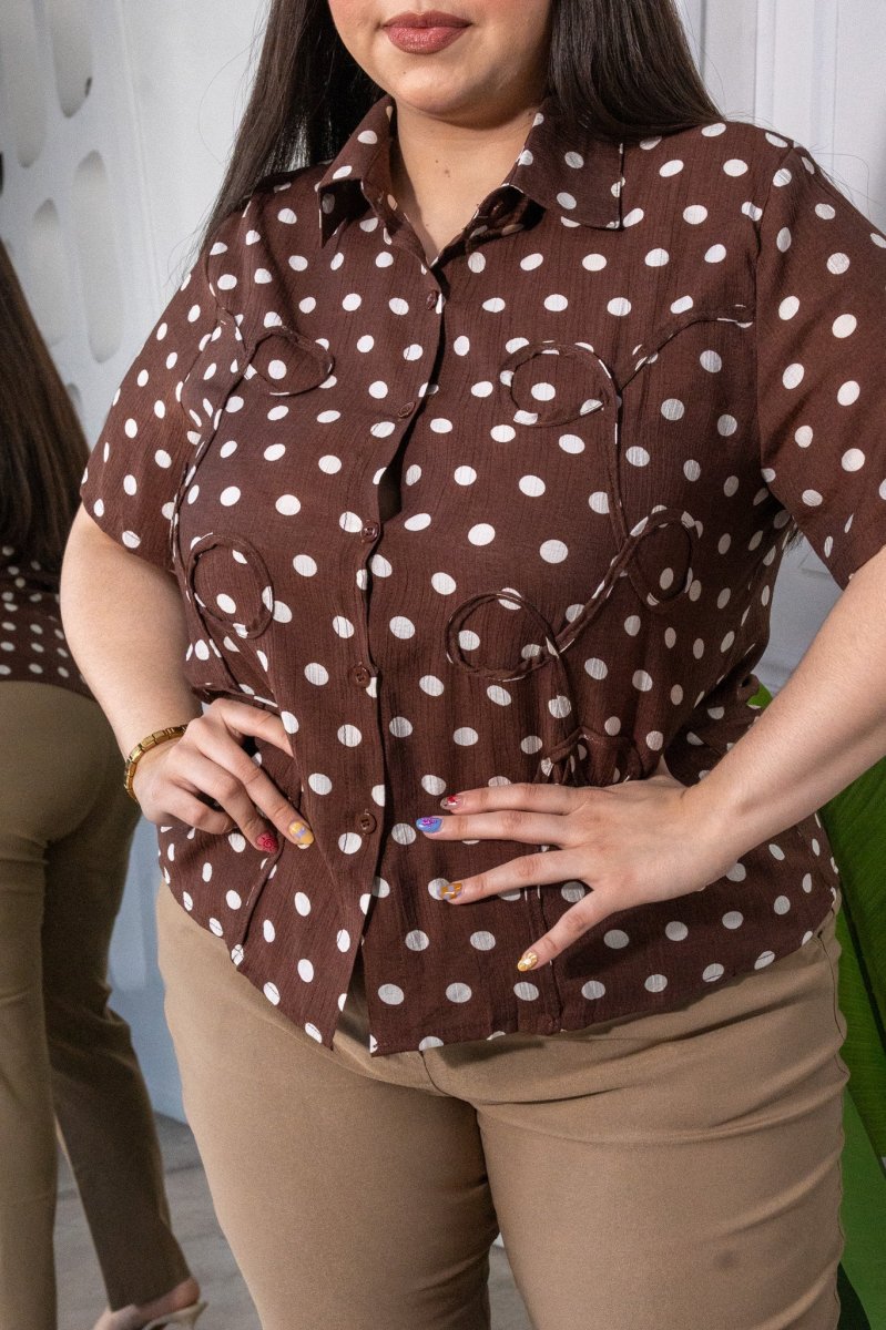 Camisa Curvy Polka Dots Detalles Café - Imagen 4