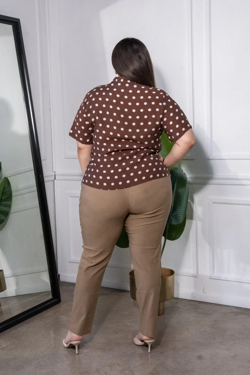 Camisa Curvy Polka Dots Detalles Café - Imagen 7