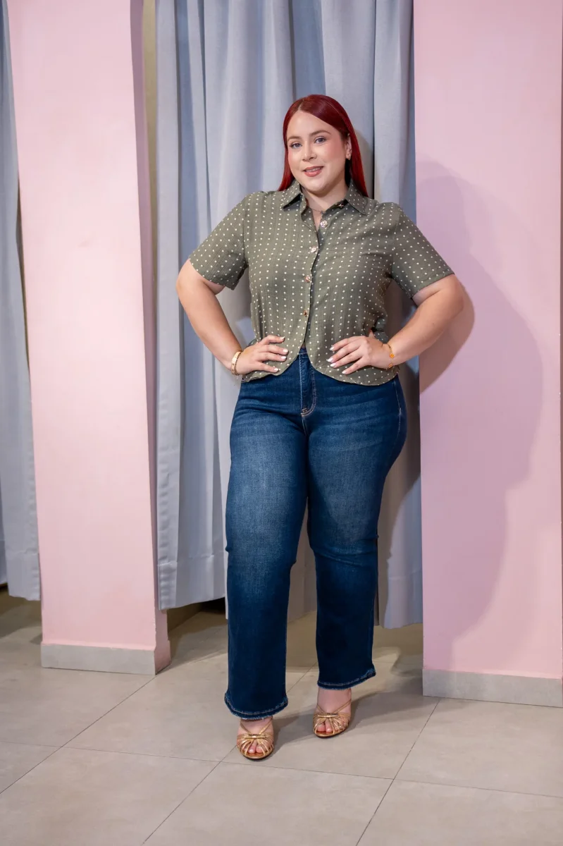 Camisa Curvy con Cuello Camisero Polka Dots Manga Corta Olivo