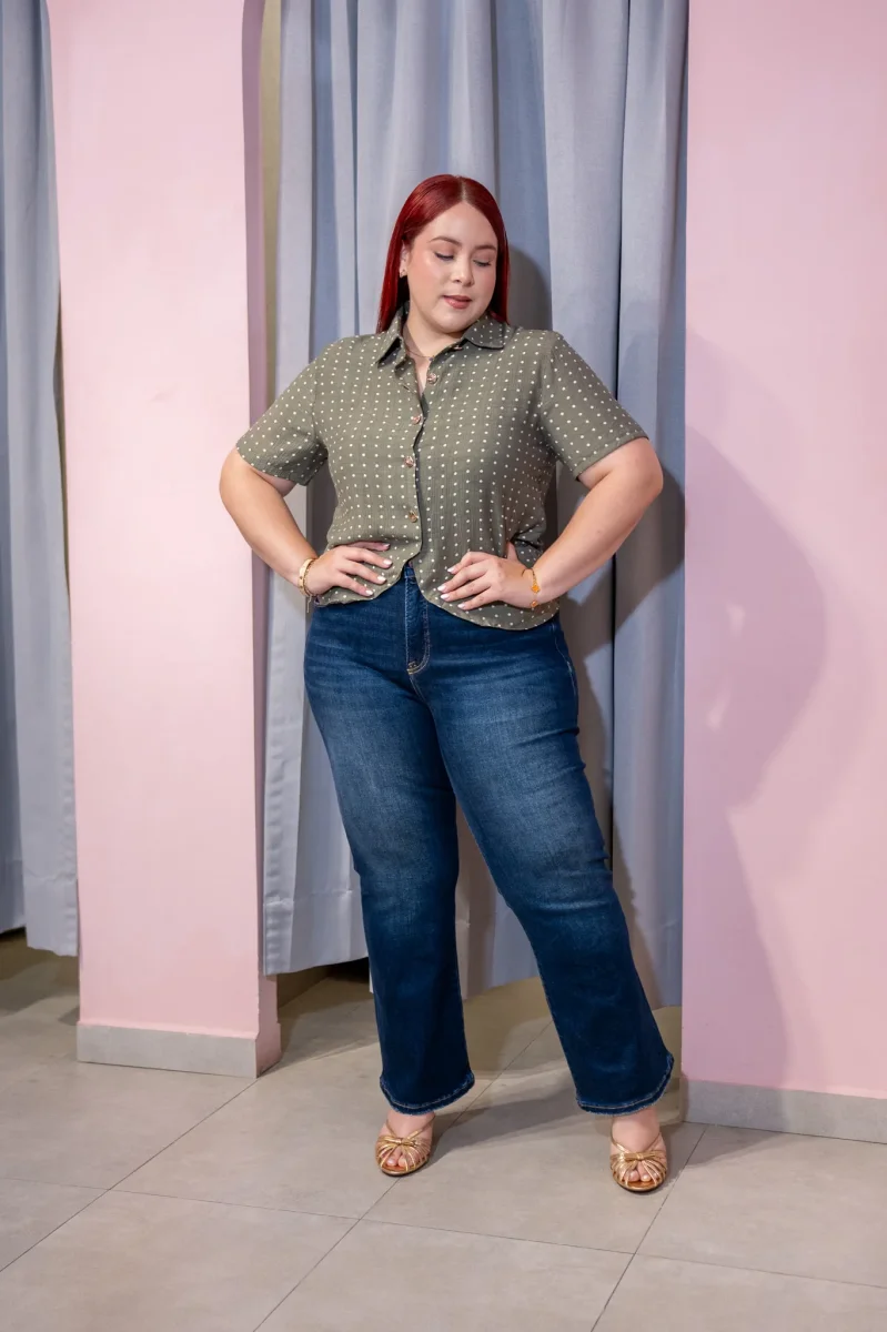 Camisa Curvy con Cuello Camisero Polka Dots Manga Corta Olivo - Imagen 5