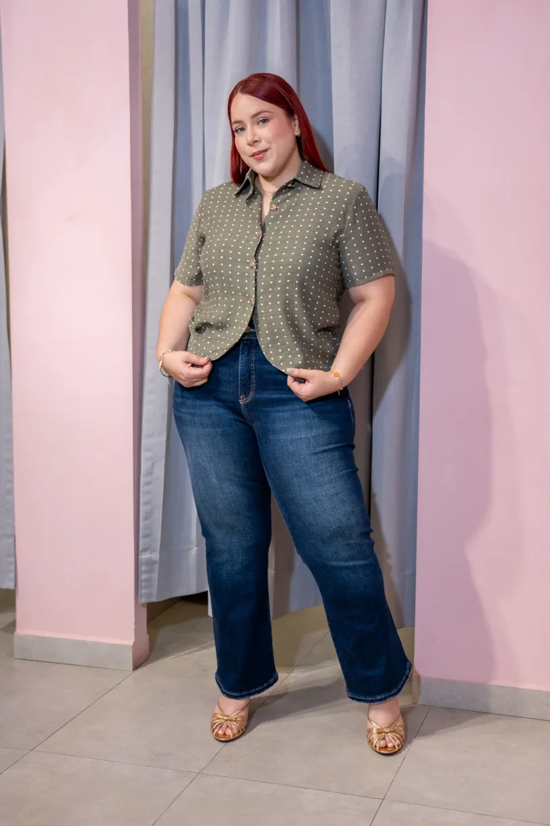 Camisa Curvy con Cuello Camisero Polka Dots Manga Corta Olivo - Imagen 6