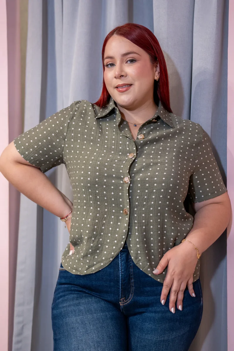 Camisa Curvy con Cuello Camisero Polka Dots Manga Corta Olivo - Imagen 4