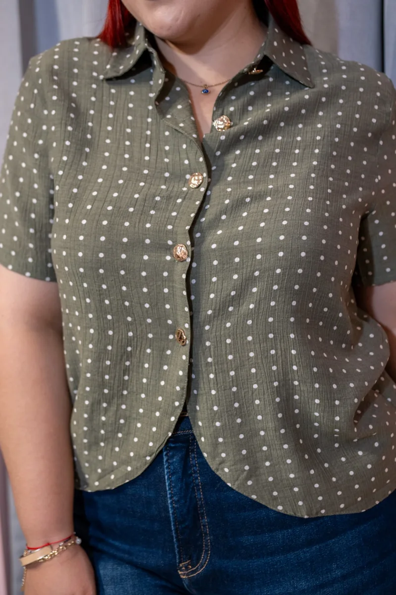 Camisa Curvy con Cuello Camisero Polka Dots Manga Corta Olivo - Imagen 7