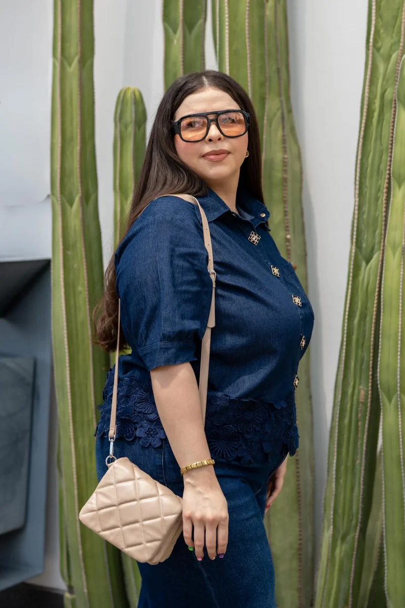 Camisa Denim con Encaje Cropped Curvy Oscuro