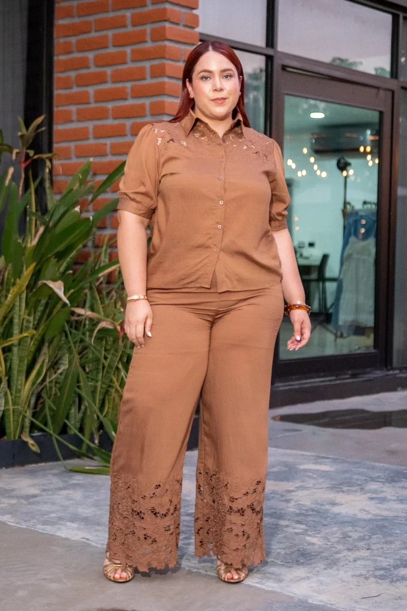 Set Pantalon con Bordado Curvy Cafe - Imagen 5