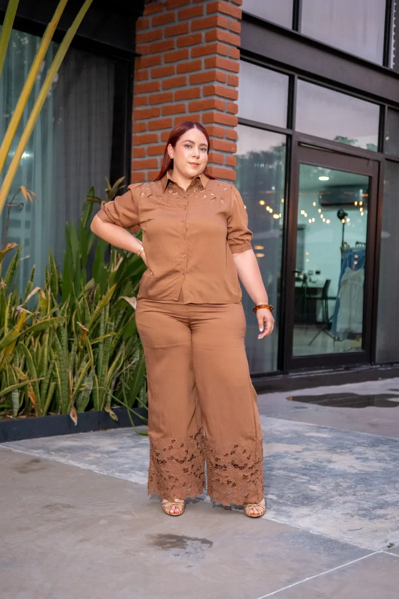 Set Pantalon con Bordado Curvy Cafe - Imagen 8