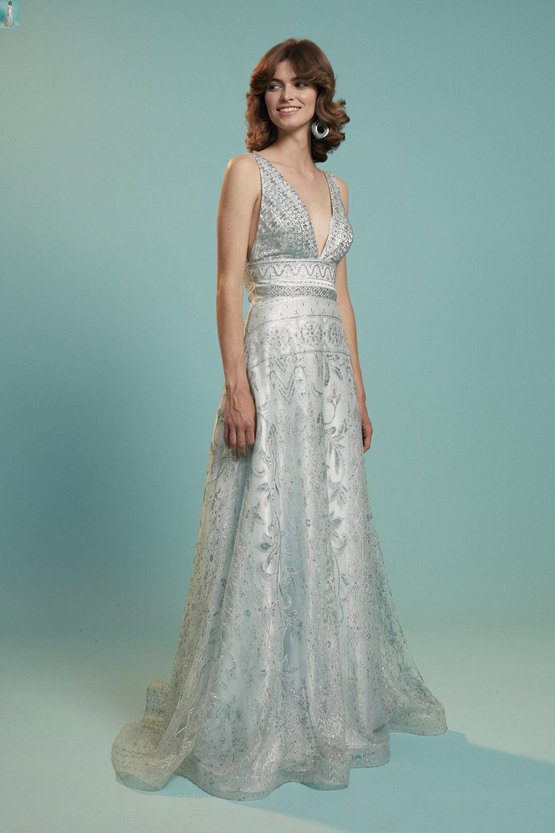 Vestido escote en V para ceremonia o fiesta con brillos.