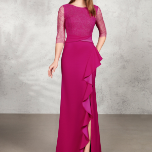 Vestido de madrina con cuerpo de encaje.
