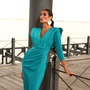 Vestido corto ajustado con escote de solapa