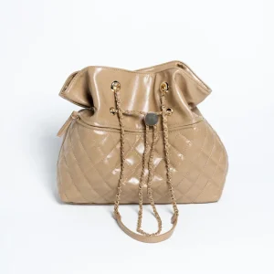 Bolsa Bucket Capitoneada Beige con Cadena Dorada