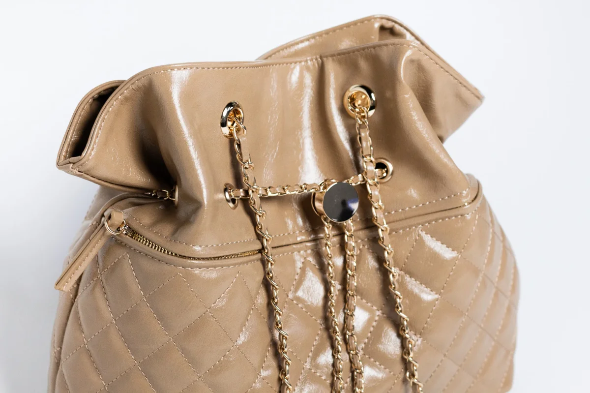 Bolsa Bucket Capitoneada Beige con Cadena Dorada - Imagen 4