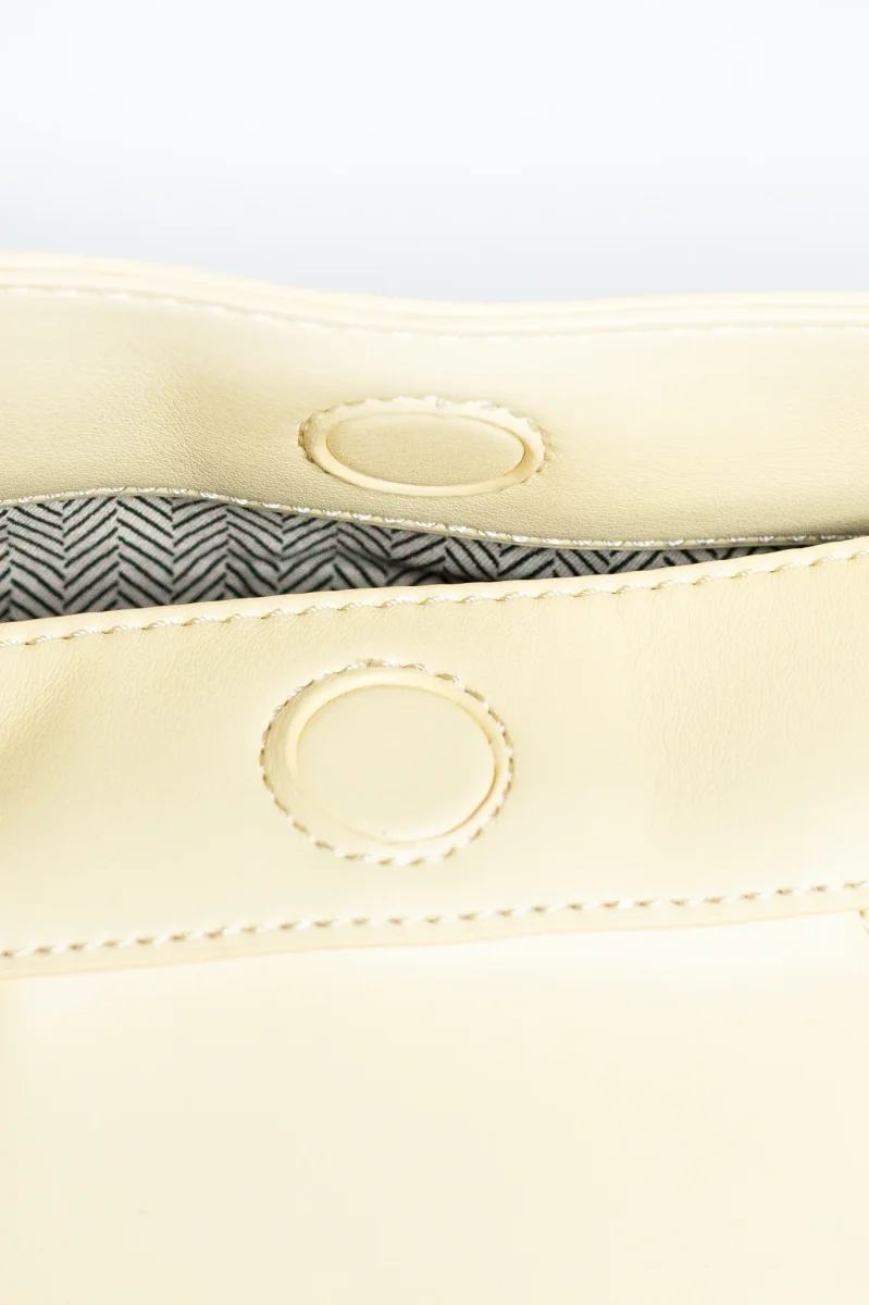Bolsa Hobo Lisa Básica Amarillo Mantequilla - Imagen 4
