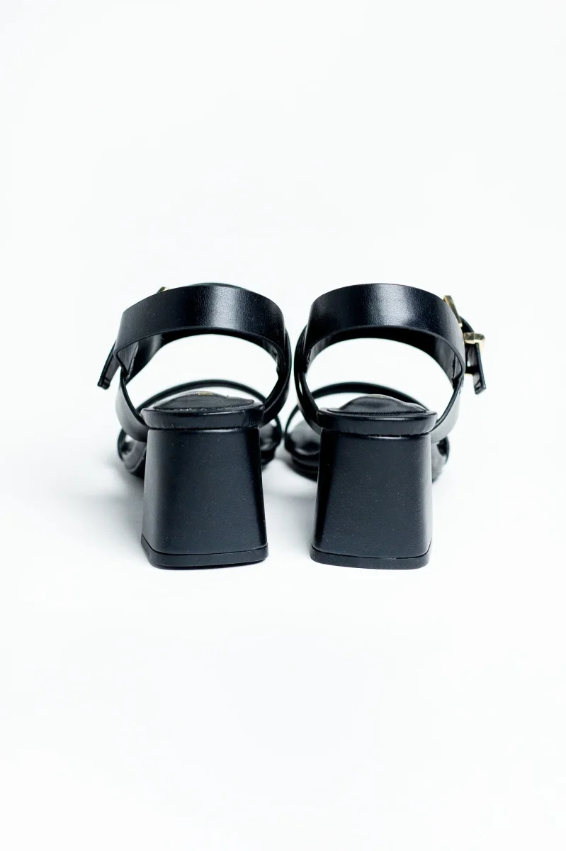 Zapatilla tiras hebilla negra para mujer - Imagen 5