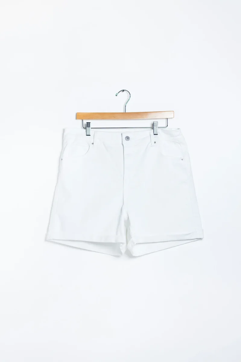 Short Curvy Mezclilla Blanco Stretch con Dobladillo Cintura Alta - Imagen 5
