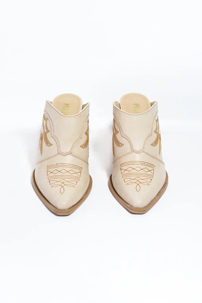 Botín Vaquero Beige Plus-Friendly Western Chic Atemporal