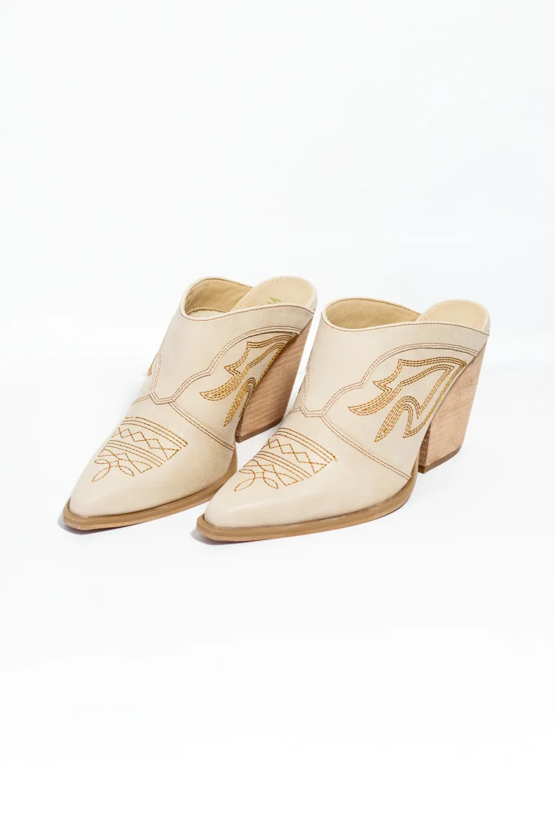 Botín Vaquero Beige Plus-Friendly Western Chic Atemporal - Imagen 3