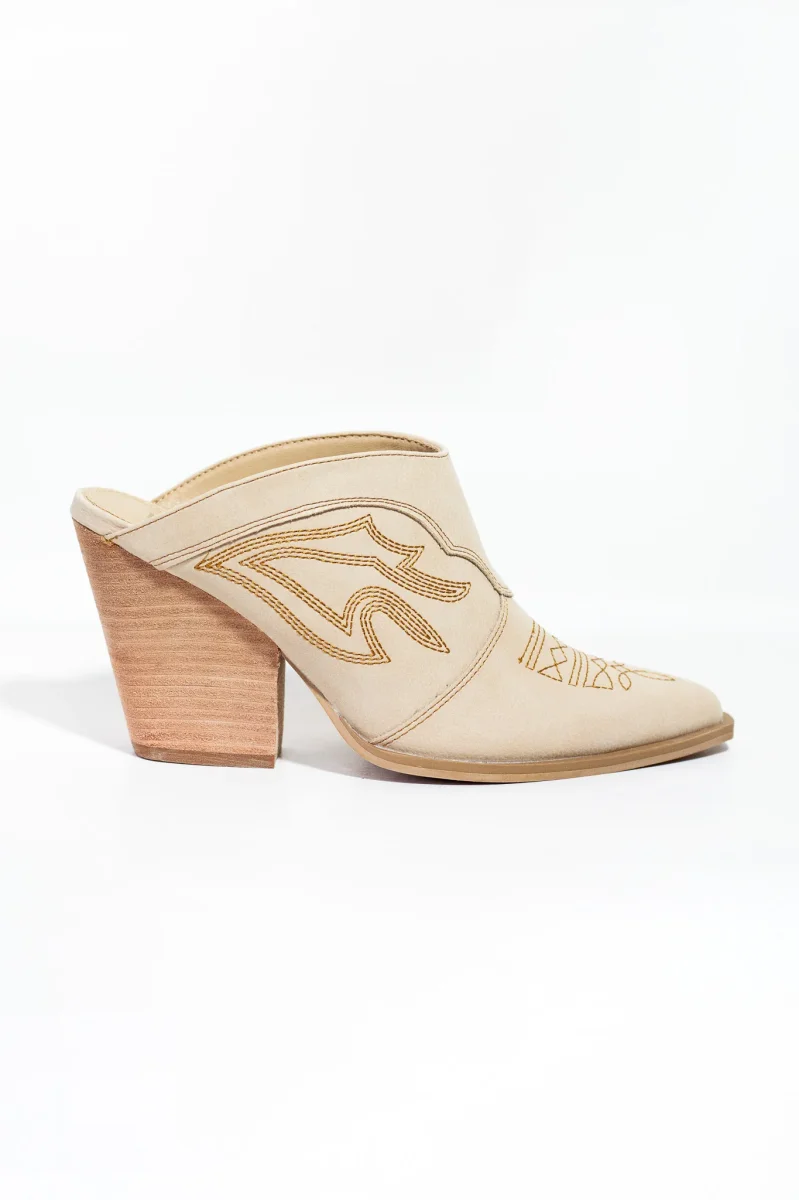 Botín Vaquero Beige Plus-Friendly Western Chic Atemporal - Imagen 4