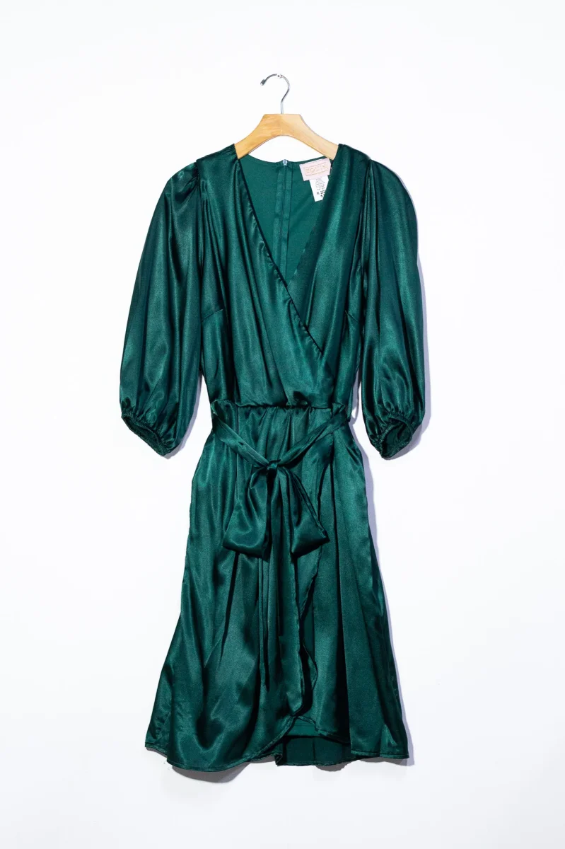 Vestido satin liso cruzado verde - Imagen 5