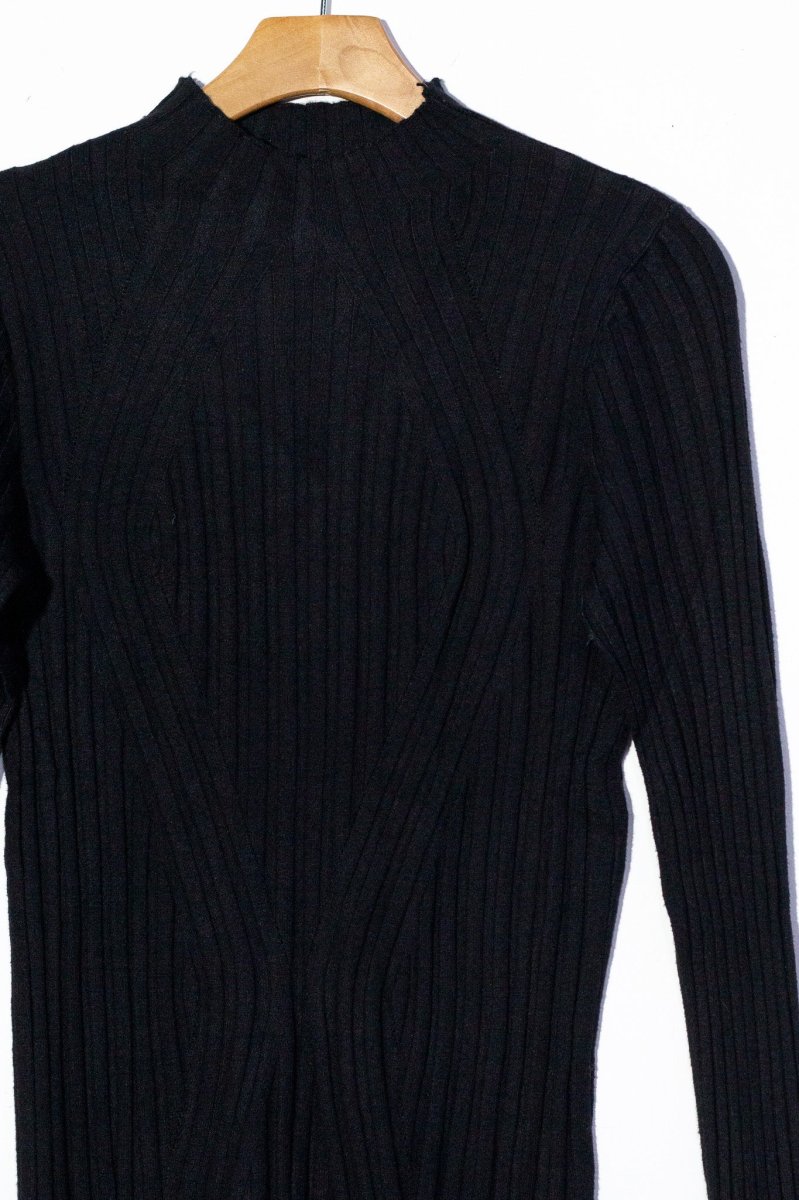 Blusa Curvy Básica Texturizada Negra Versátil Atemporal - Imagen 4